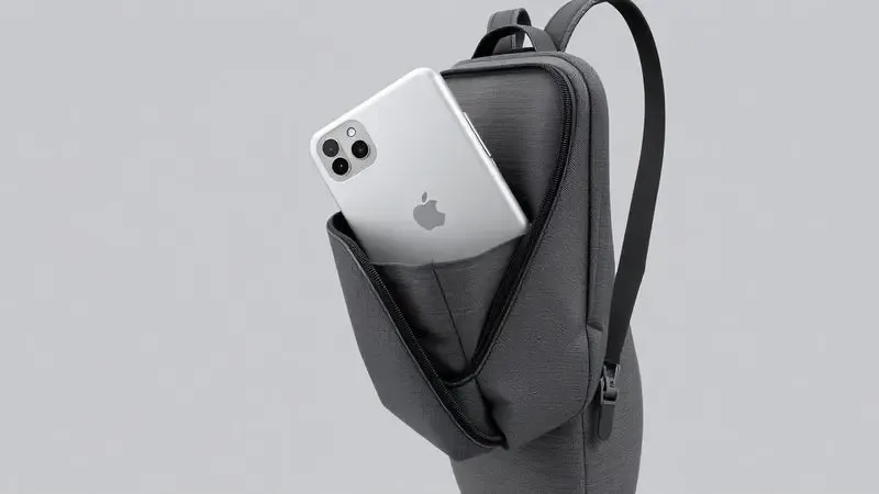 Renderização 3D de um dispositivo portátil sendo guardado em uma mochila, simbolizando facilidade de transporte e autonomia.