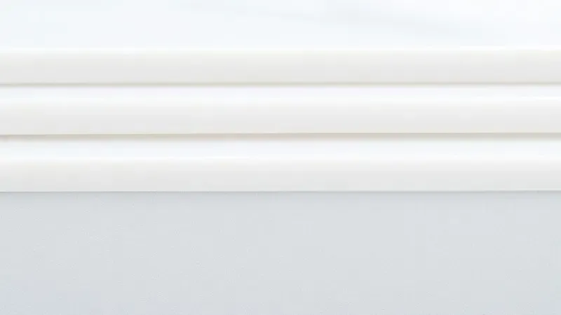 Visão aproximada de camadas de impressão 3D demonstrando qualidade e precisão de extrusão.