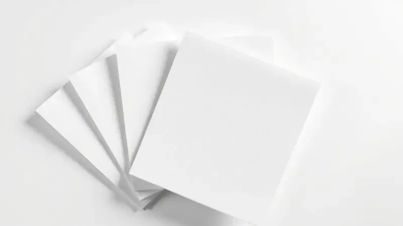 Representação artística de diferentes texturas e acabamentos de papéis fotográficos dispostos em leque.